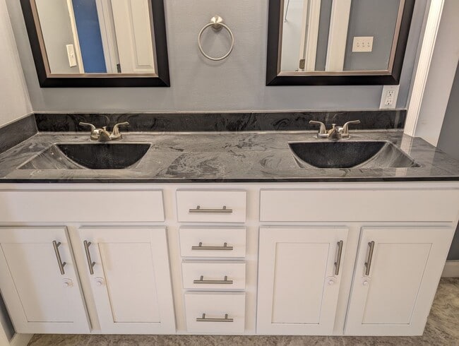 Building Photo - AVAILABLE SOON - 3 Bedroom / 2 Full Bath Home in Englewood!