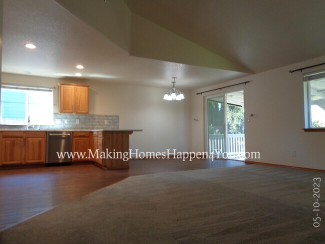 Building Photo - 405 Lavender St