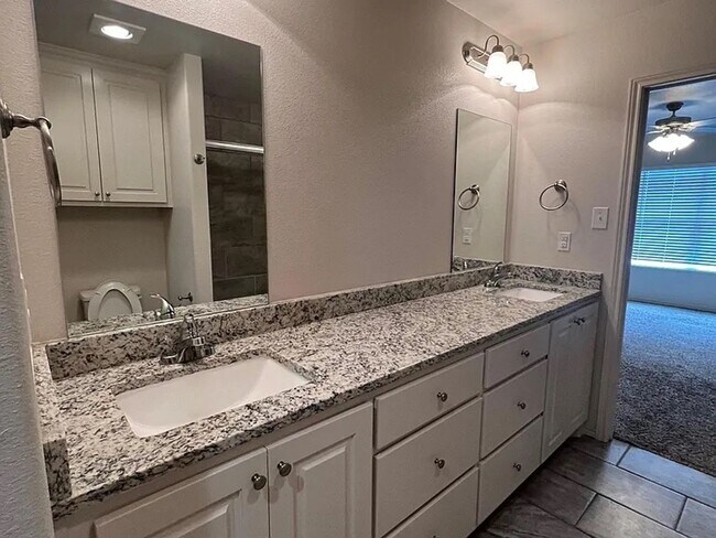 Building Photo - Beautiful 2 bed/2 bath/2 car garage Townhome!