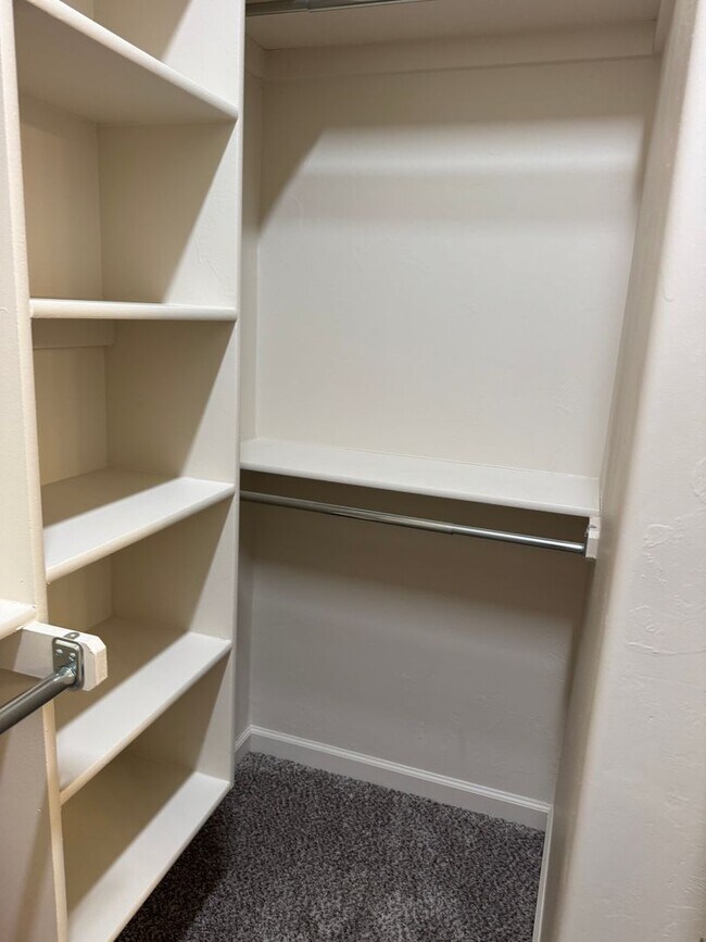 Building Photo - Charming 2 bed/2 bath in gated community The Enclave!