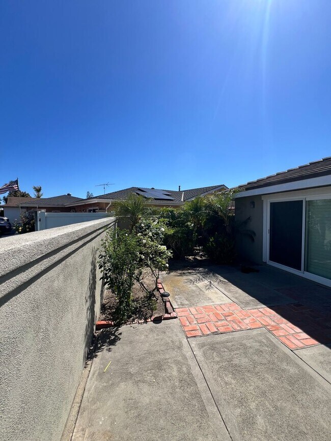 Building Photo - 3 Bed 2.5 Bath Fountain Valley Beauty Now Available
