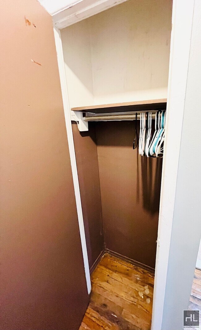 Building Photo - Your Charming & Spacious 3 Bed Apartment! ...