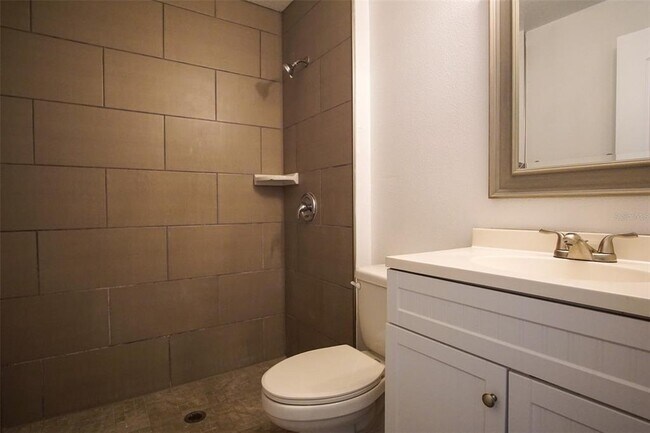 Building Photo - 217 Maple St W