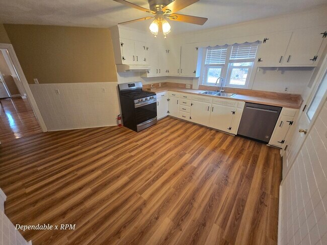 Building Photo - 232 Nahatan St