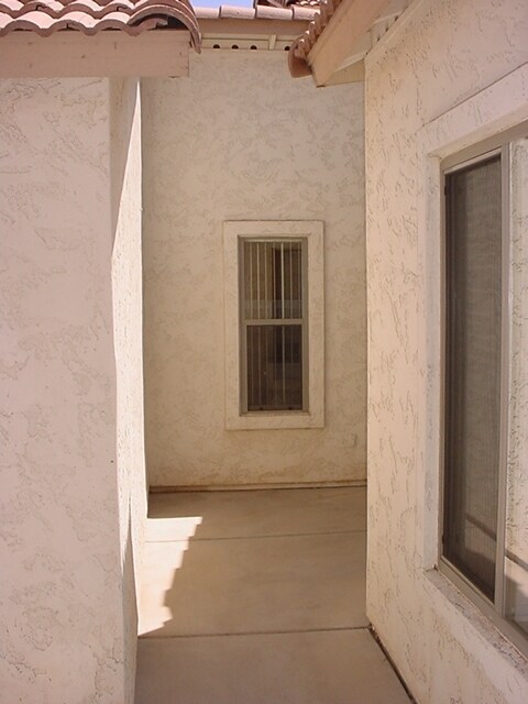 Building Photo - Fantastic home in gated Brenna Park.