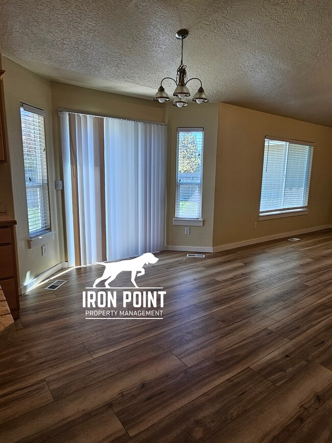 Building Photo - 3bed/2bath w/3 car garage, upstairs bonus room, vaulted ceilings, & fenced yard.