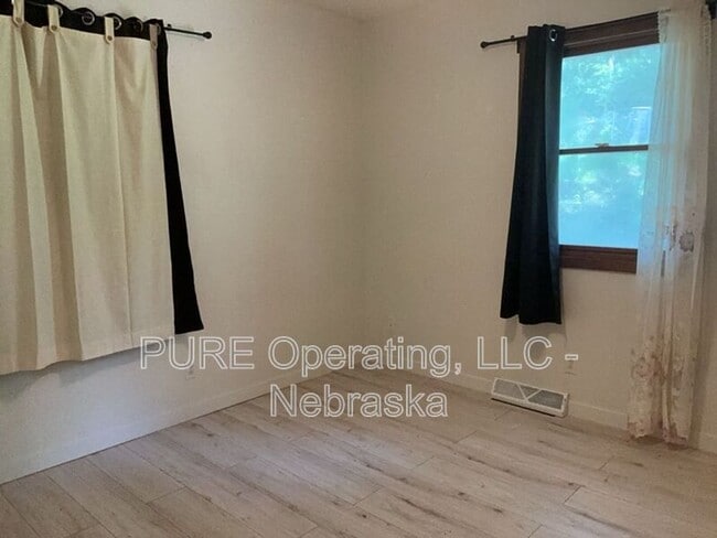 Building Photo - 105 N Elm St
