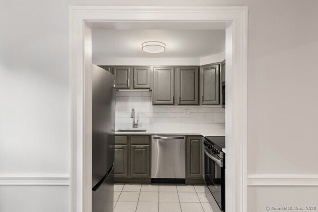 Building Photo - 10 Clarmore Dr