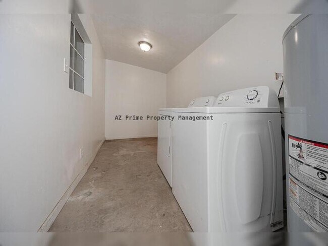 Building Photo - 6637 E Wilshire Dr