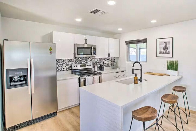 Building Photo - 1233 E Marny Rd