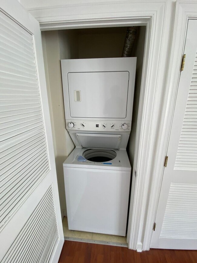 Building Photo - 2bd/1ba garden apartment; 706 sq.ft. $1800 plus util