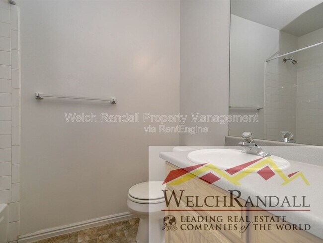 Building Photo - 832 4200 S