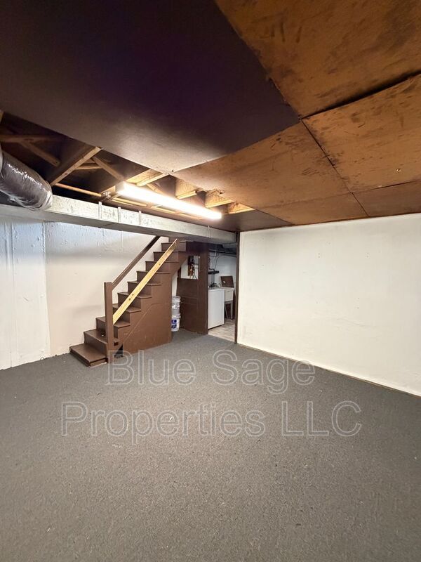 Building Photo - 902 Maple Ave