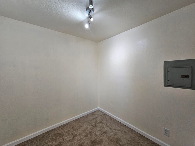Building Photo - Sunny 2 Bed / 1 Bath Condo with Private Ba...