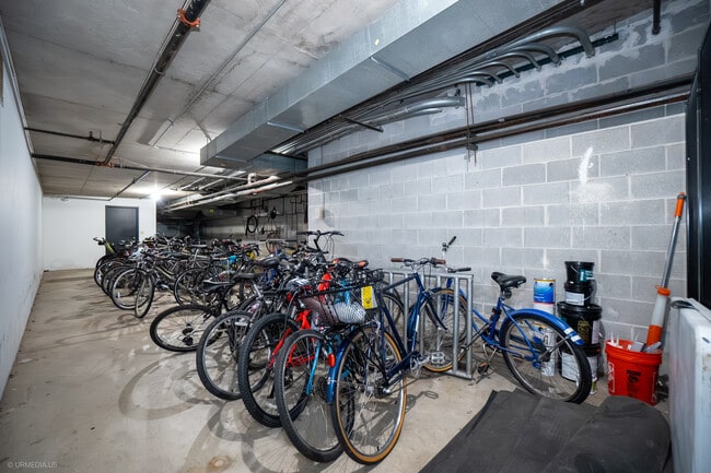 Building Photo - 1309 N Wells St