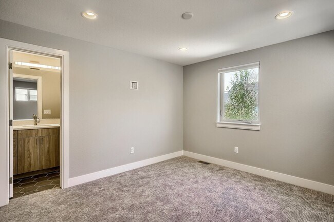 Building Photo - 3 bedroom / 3.5 bath Townhome + 2 Large Flex Spaces & Spacious Roof Top Deck!