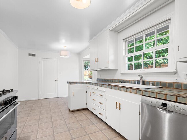 Building Photo - Spacious Single Family Home