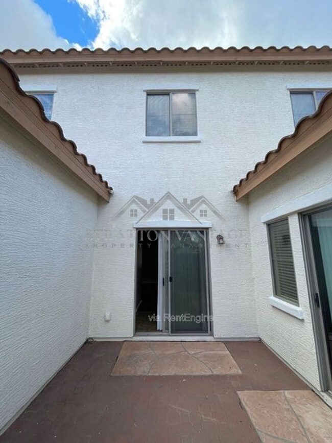 Building Photo - 4685 E Laurel Ave