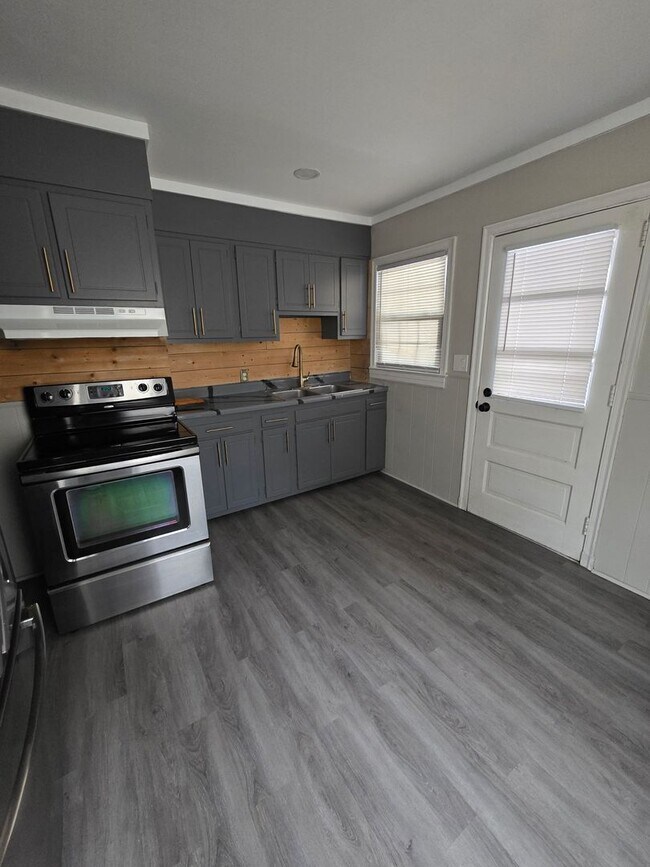 Building Photo - Totally Remodeled! Looks Fantastic!