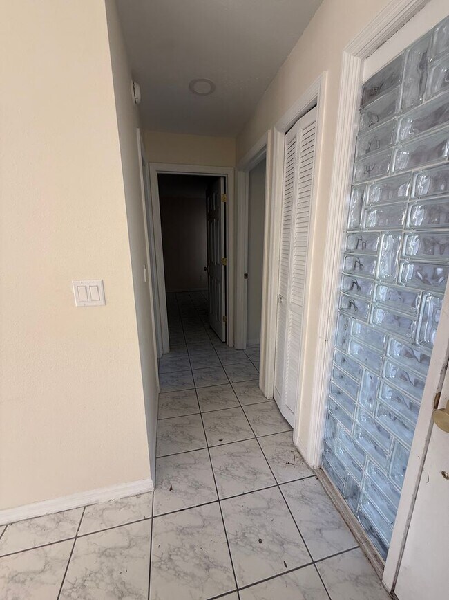 Building Photo - 8102 Ibiza Ct S