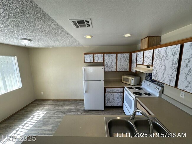 Building Photo - UPSTAIRS 2 BEDROOM UNIT ON THE EASTSIDE!