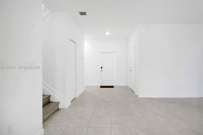 Building Photo - 879 SE 26th Ter