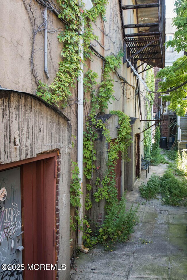 Building Photo - 209 Bond St