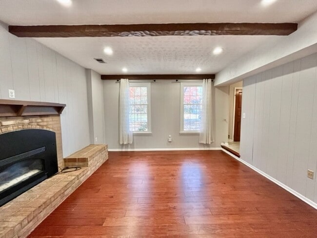 Building Photo - Beautiful and updated 4 BR 2.5 BA with gar...