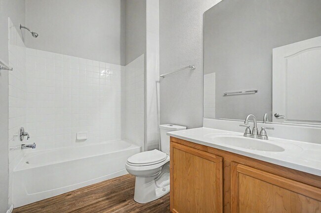 Building Photo - 2 BEDROOM CONDO WITH MOUNTAIN VIEWS!