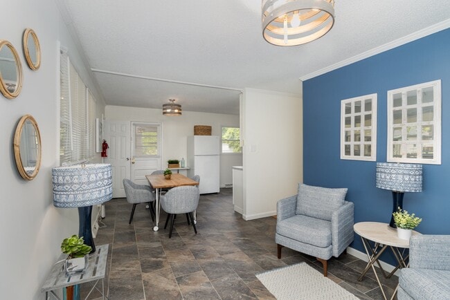 Building Photo - 205 Sunset Dr