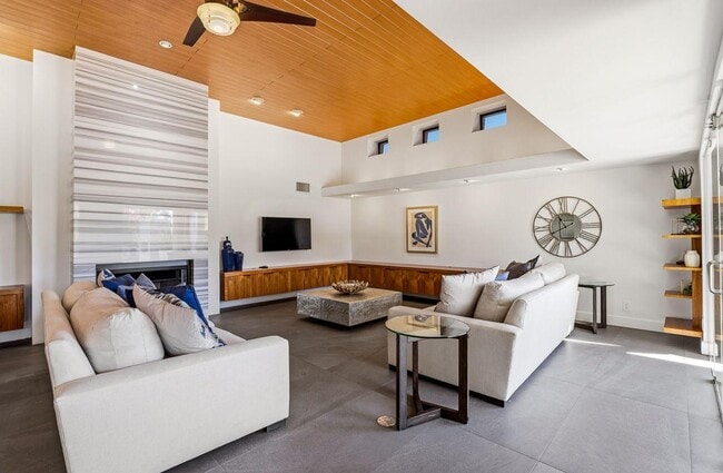 Building Photo - 8101 E Del Timbre Dr