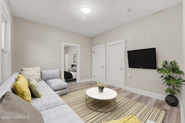 Building Photo - 81 Holmes St