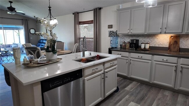 Building Photo - 723 Lady Diana Dr