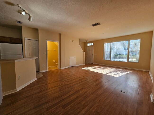 Building Photo - 2 bed/1.5 bath Townhouse in Lakeview Village