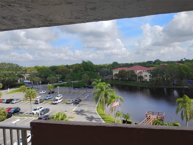 Building Photo - 250 Jacaranda Dr