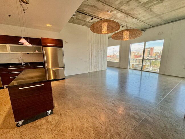 Building Photo - Gorgeous downtown loft at SoHo!