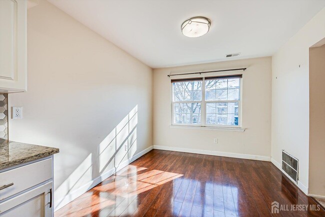 Building Photo - 1512 Green Hollow Dr