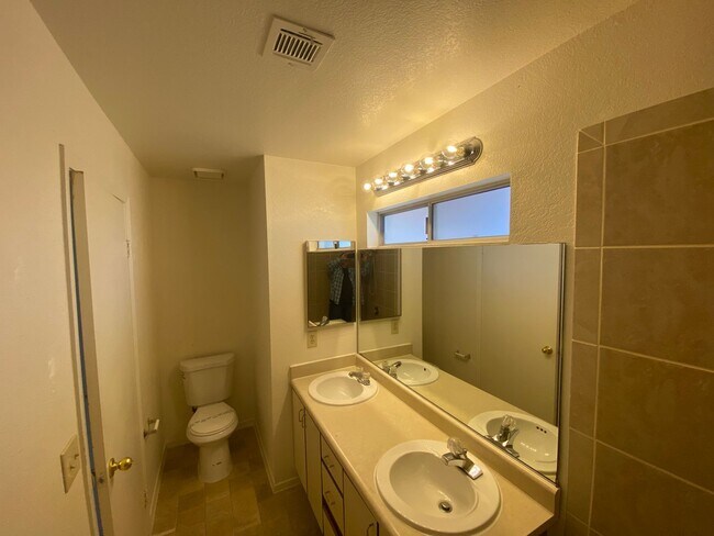 Building Photo - Great 3 Bedroom Henderson Home with Pool!