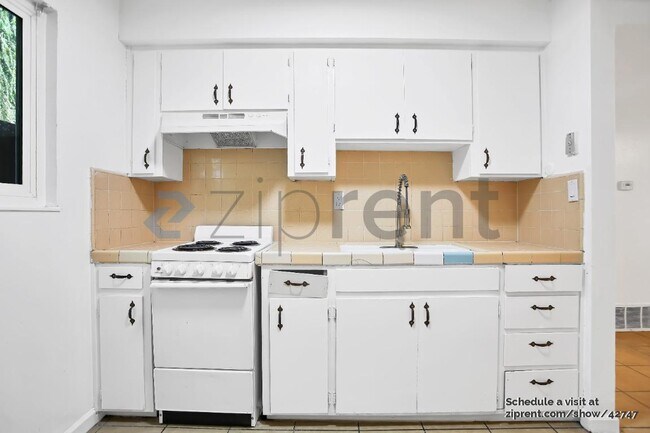 Building Photo - 132 W 18th St