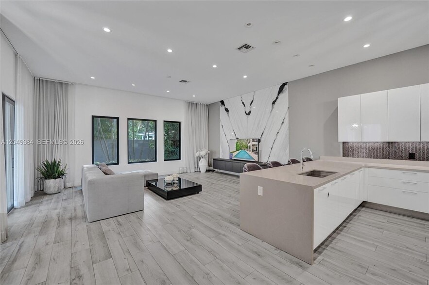 Building Photo - 5742 Brookfield Cir E