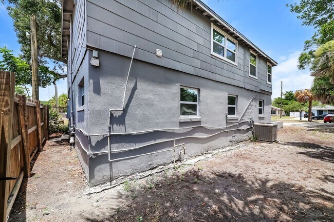 Building Photo - 5BR/2BA | Newly Renovated Single Family Home | Area for office | In Saint Petersburg!