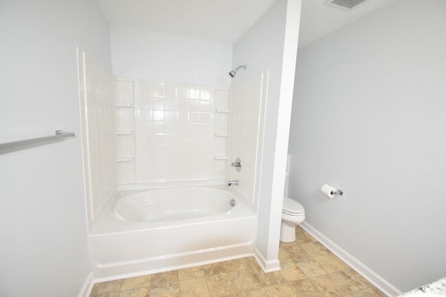 Building Photo - 2 Bedroom and 2 Bath Condo (No Pets)