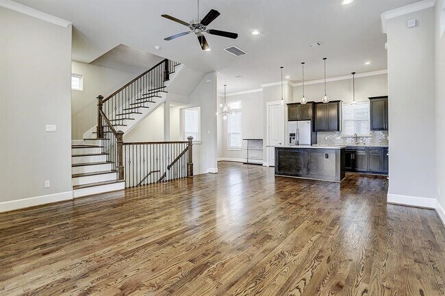 Building Photo - 1057 W 25th St