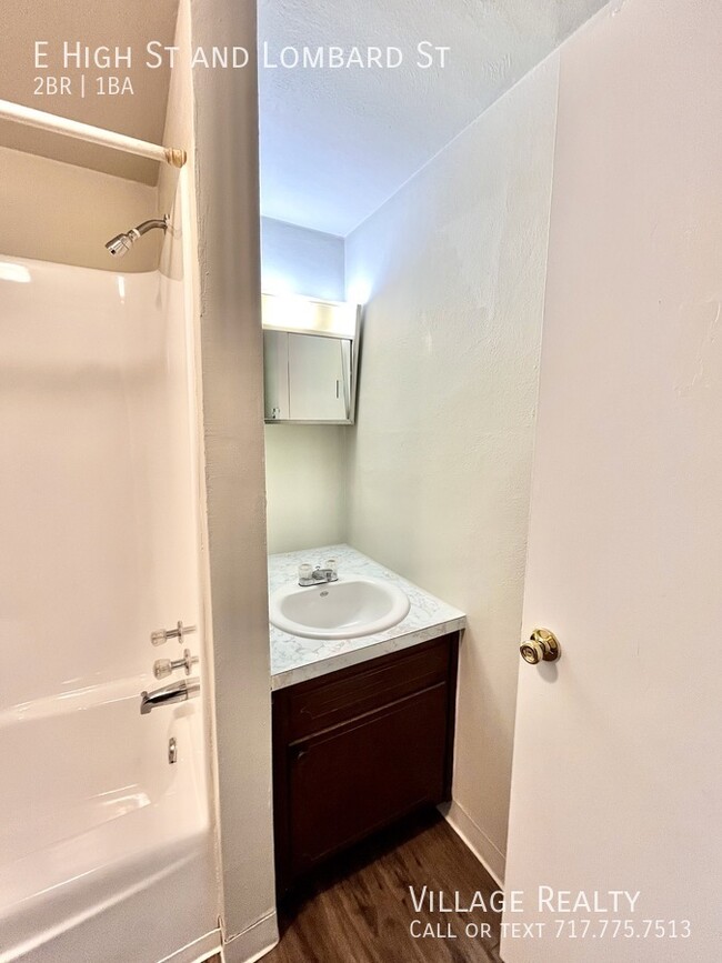 Building Photo - Huge 2-Bed apartment with washer/dryer hoo...