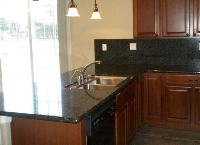 Building Photo - Upscale Home Close to Golf Coarse