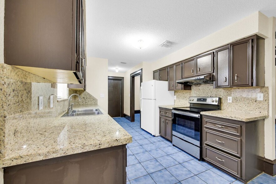 Building Photo - 2316 Pin Oak Rd