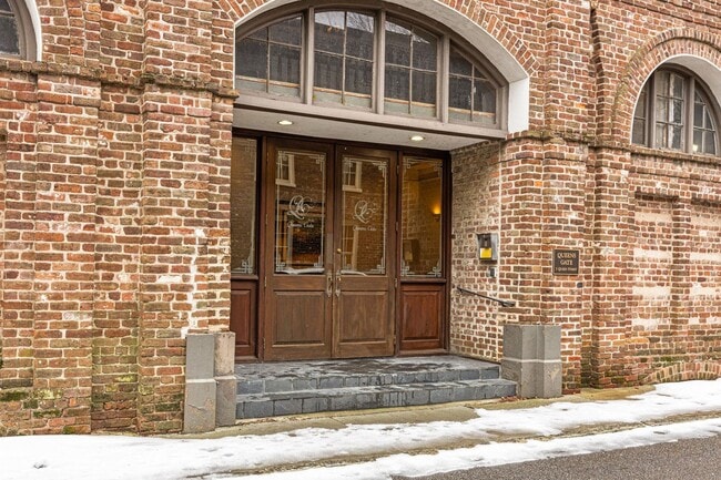 Primary Photo - Available 9/1. Awesome 1 BR/1.5 BA Apartme...