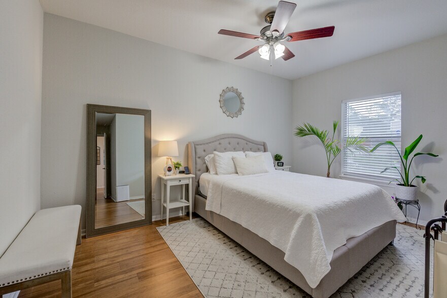 Building Photo - 704 Bering Dr