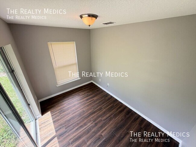 Building Photo - 2615 Fair Oaks Dr