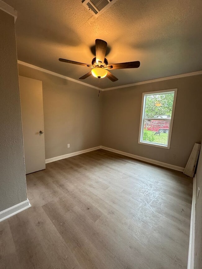 Building Photo - Newly Remodeled 2 Bed / 1 Bath Duplex Available Now!